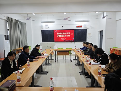 5 11月13日在新媒体技术学院调研 5 11月13日在新媒体技术学院调研
